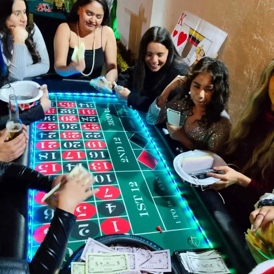 Invitados jugando ruleta